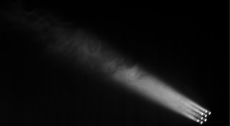 Uma lanterna iluminando uma área escura, representando a identificação e resolução das fraquezas empresariais com o Ponto Cego da BPool.